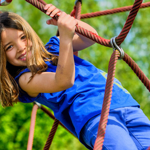 Basisschool kind op speeltouw Basisschool kind op speeltouw