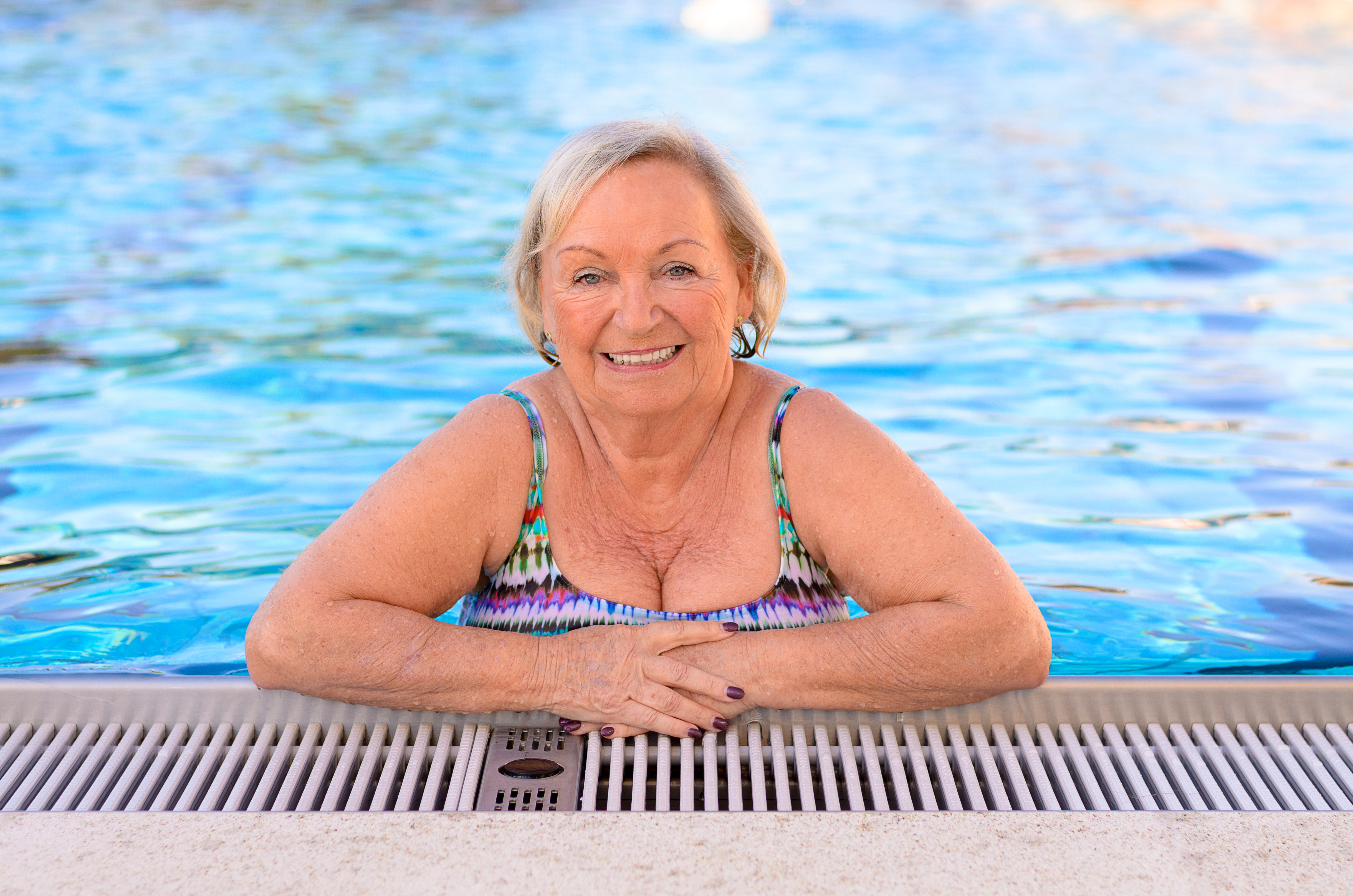 Senior dame in het zwembad, Zwemfit 55+ Fifty Fit De Grote Koppel