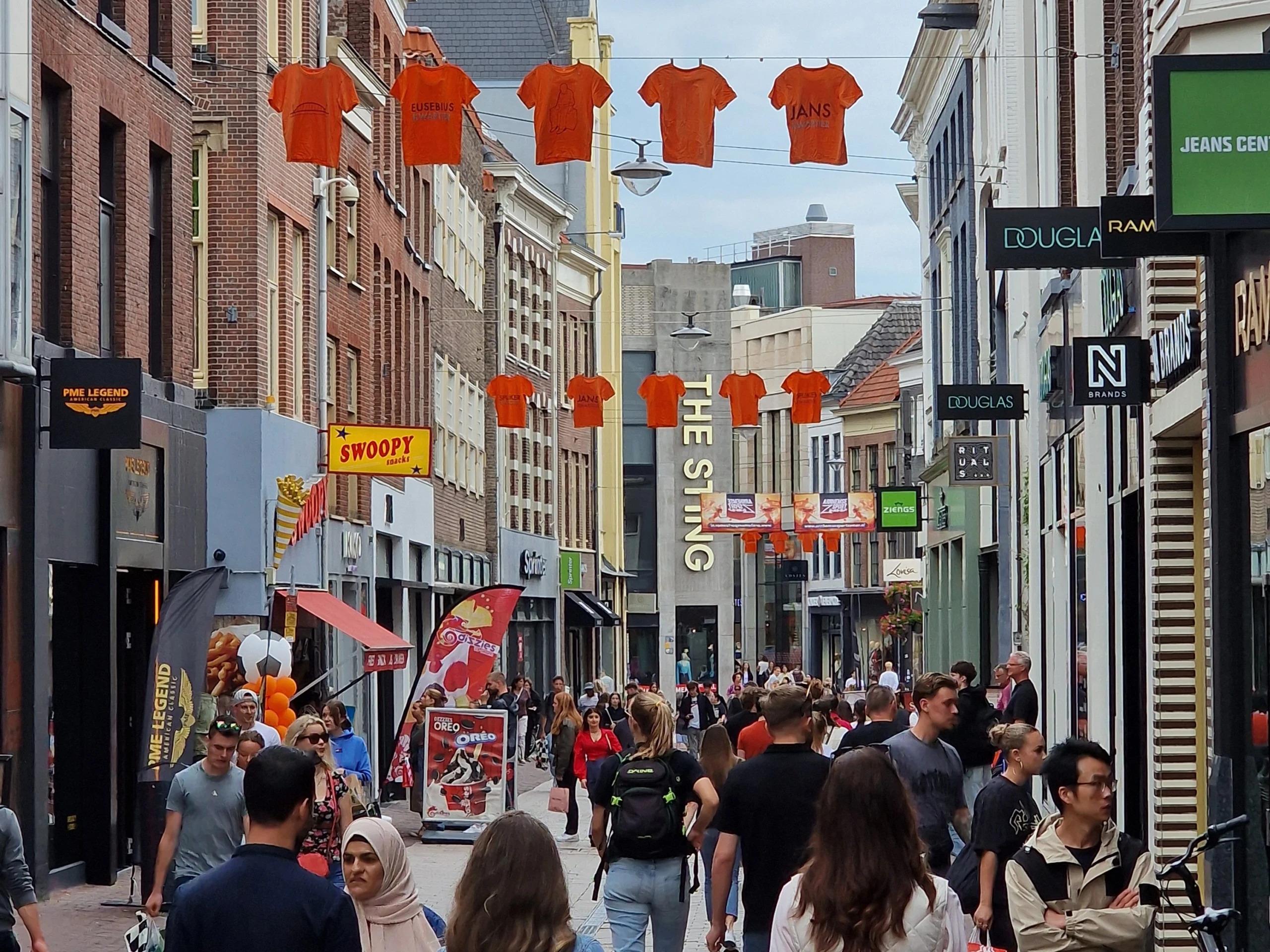 Oranje t-shirts vrolijken de binnenstad van Arnhem op