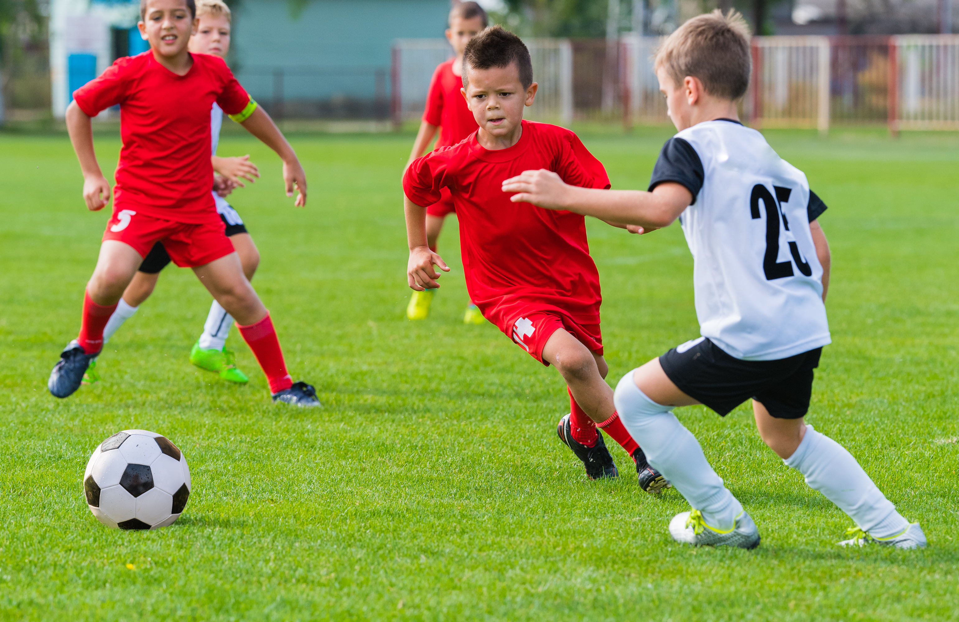 Kinderen spelen voetbal