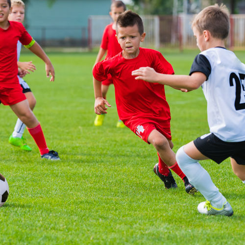 Voetbal kinderen Kinderen spelen voetbal