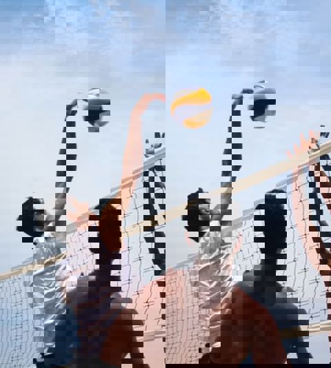 Mannen spelen beachvolleybal Sportcentrum Valkenhuizen Mannen spelen beachvolleybal Sportcentrum Valkenhuizen